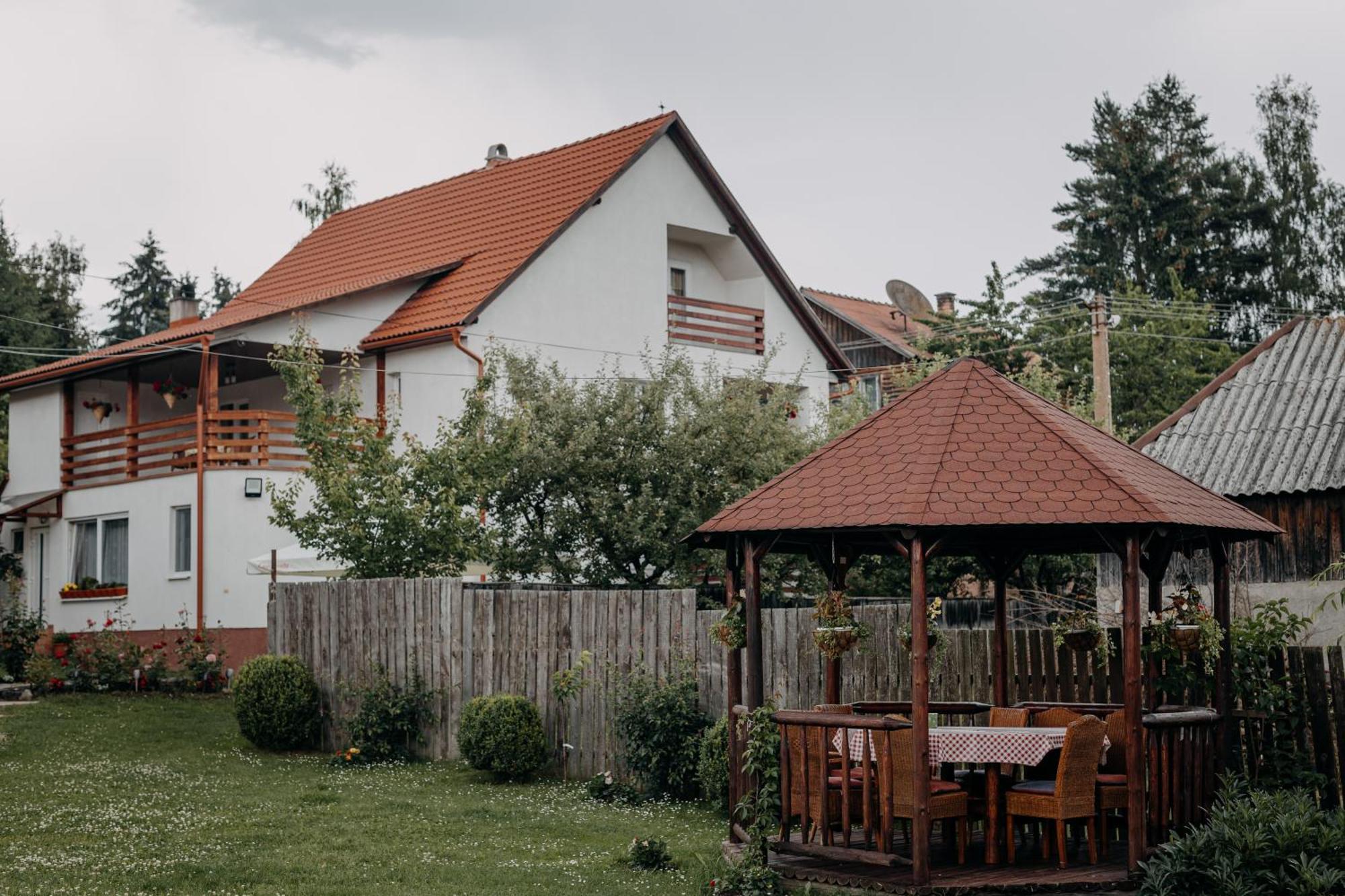 Kaffai Panzio Bed and Breakfast Izvoru Mureşului Esterno foto